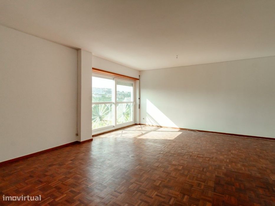 Apartamento T4 com Garagem em Coimbra