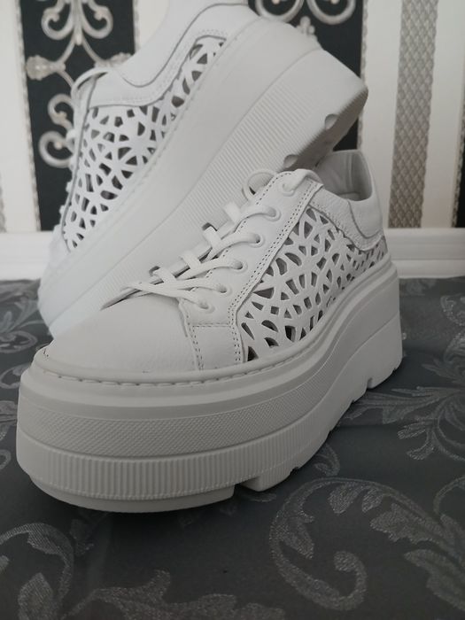 Piekne biale snikersy skóra  rozm.38