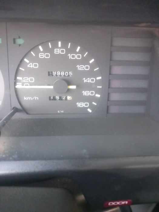 Toyota sedan E80, 1300cc, 1983, com inspecção e documentação em dia