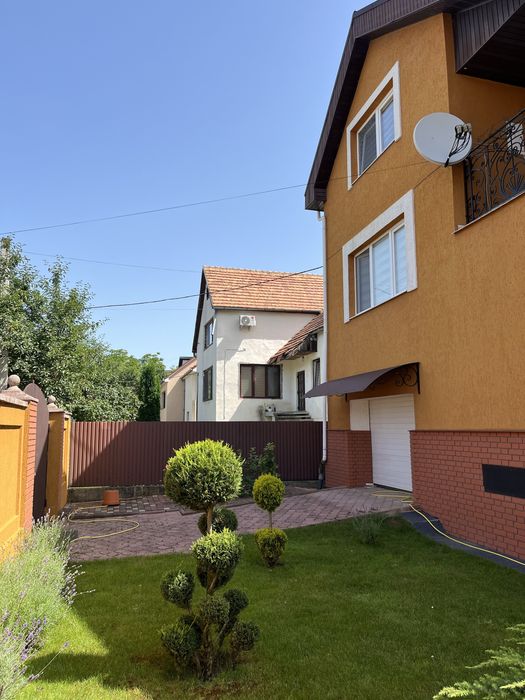 Елітний будинок 302 м2 престижний район Берегово