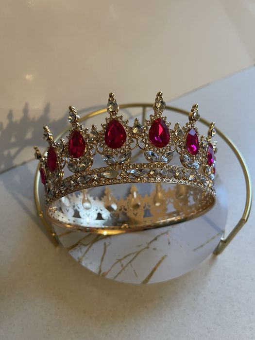 Продам з клеєними камінчиками корона