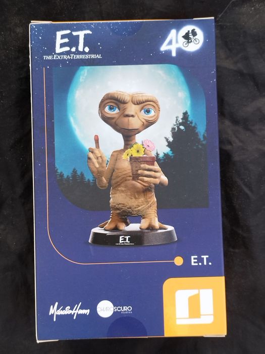figura do filme E.T de Steven Spielberg.  figura colecionável.  ainda