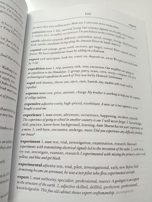 The Clear and Simple Thesaurus Dictionary (lekko pofalowany)