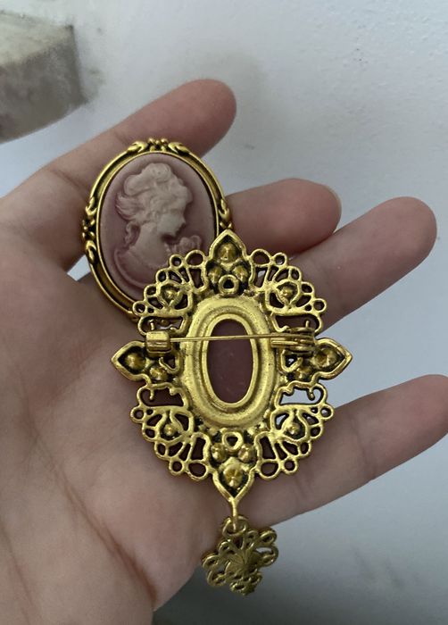 Zestaw broszki z kameą