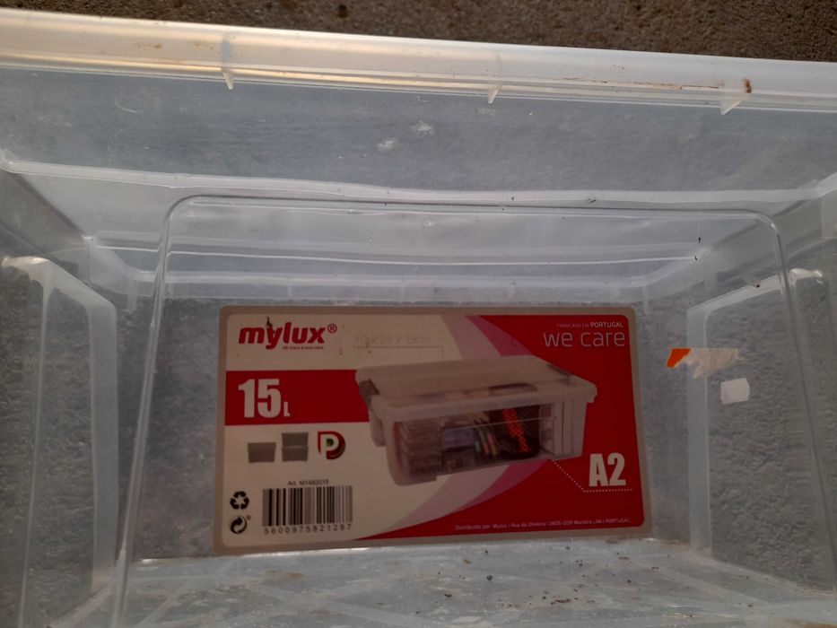 Vendo caixas em plástico com tampa