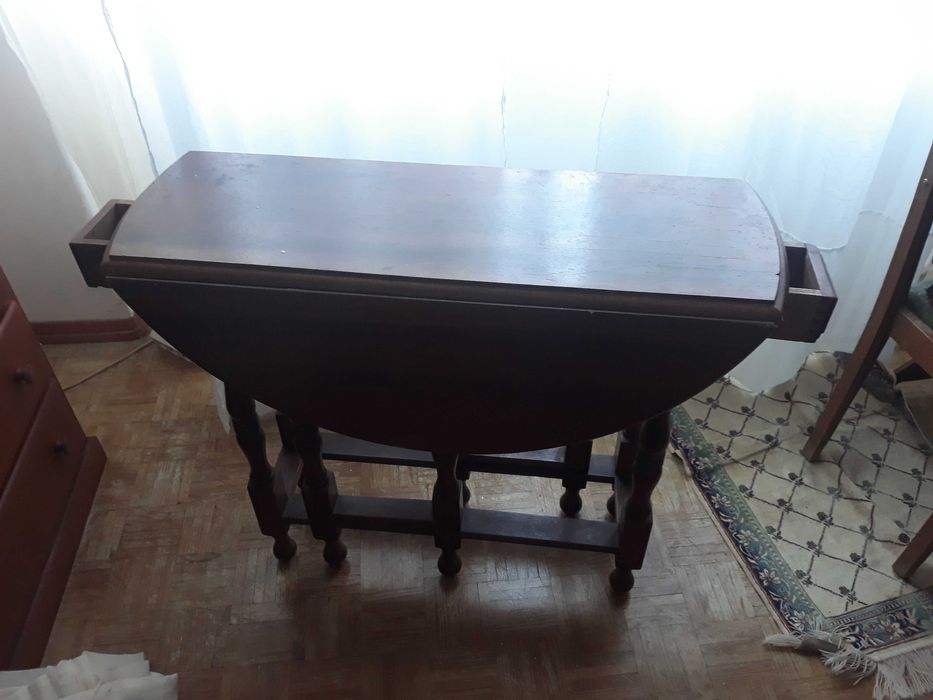 Mesa de madeira de mogno