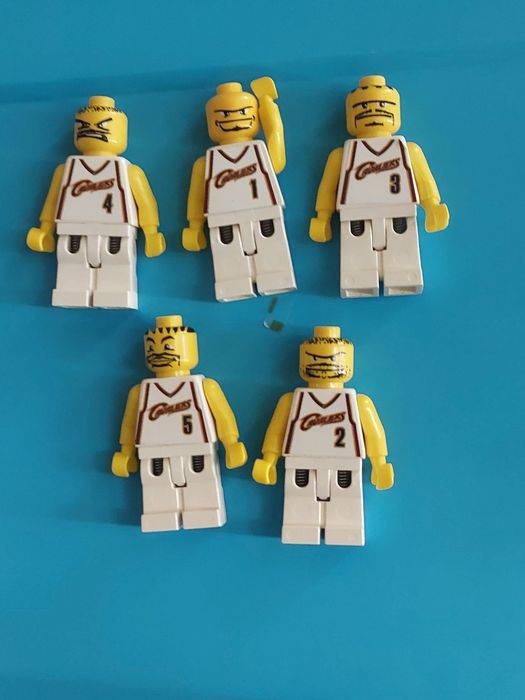 Lego figurki -drużyna NBA Clevland Cavaliers