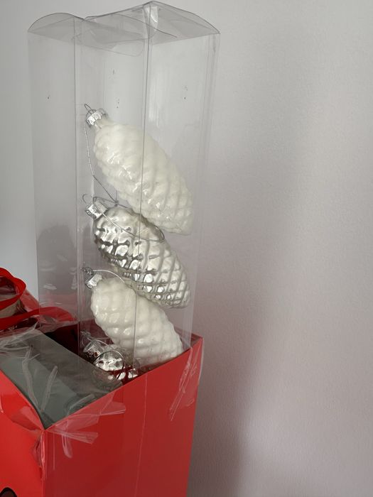 Bolas e pinhas para pinheiro natal