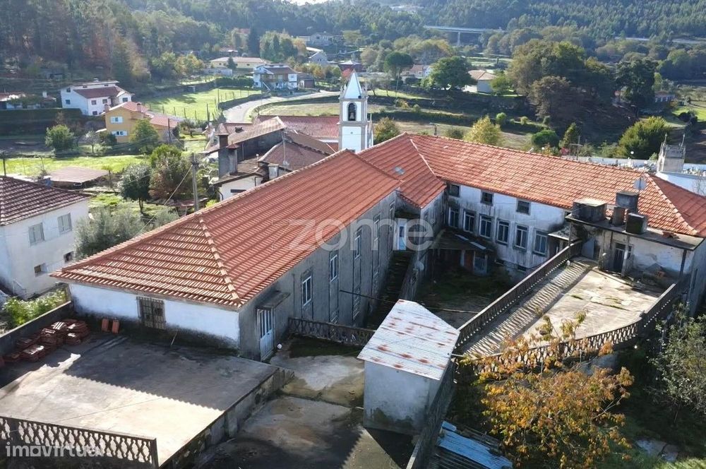 Moradia Bi-Familiar junto à Igreja de Escariz, Arouca