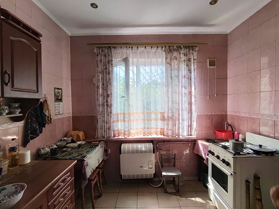 Продається 1/2 будинку,виведена в окреме домоволодіння,в с.Плесецьке