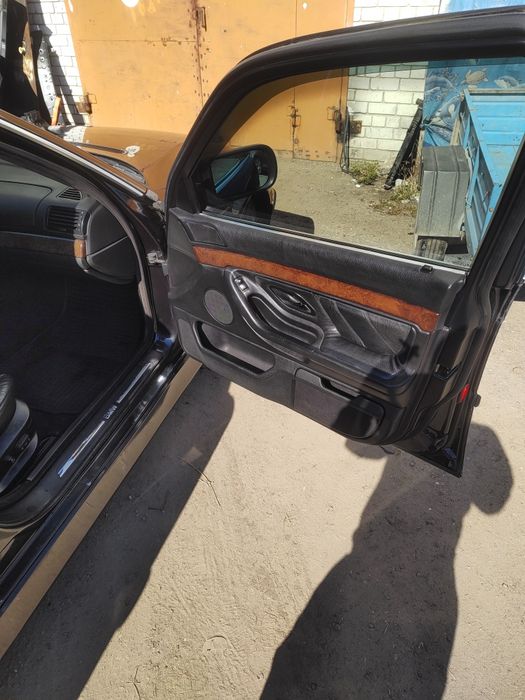 продам авто BMW 7