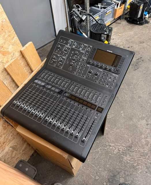 Midas M32 Digital Mixer