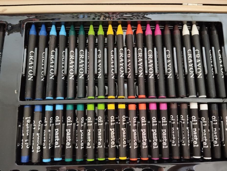 Mala com artigos para pintura