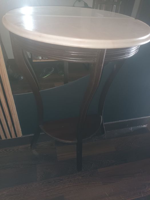 Vendo mesa de entrada com tampo em mármore meia lua.