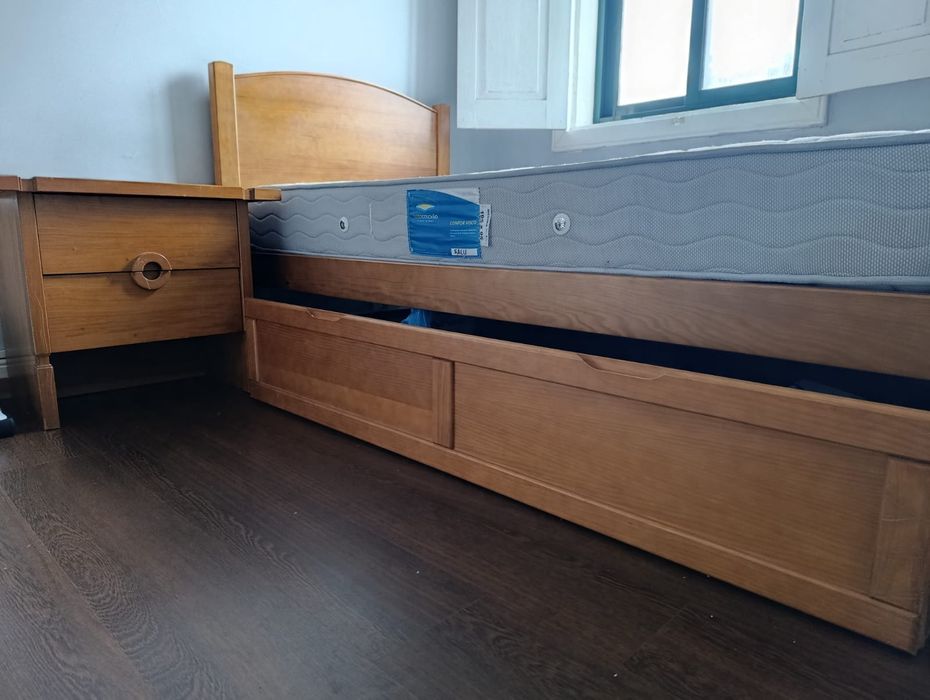 Cama solteiro conservada