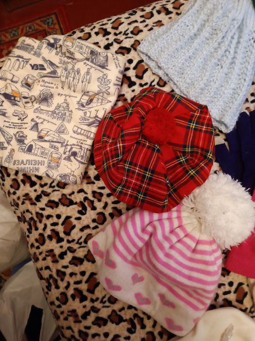 Шапки, шарфы, береты, перчатки.