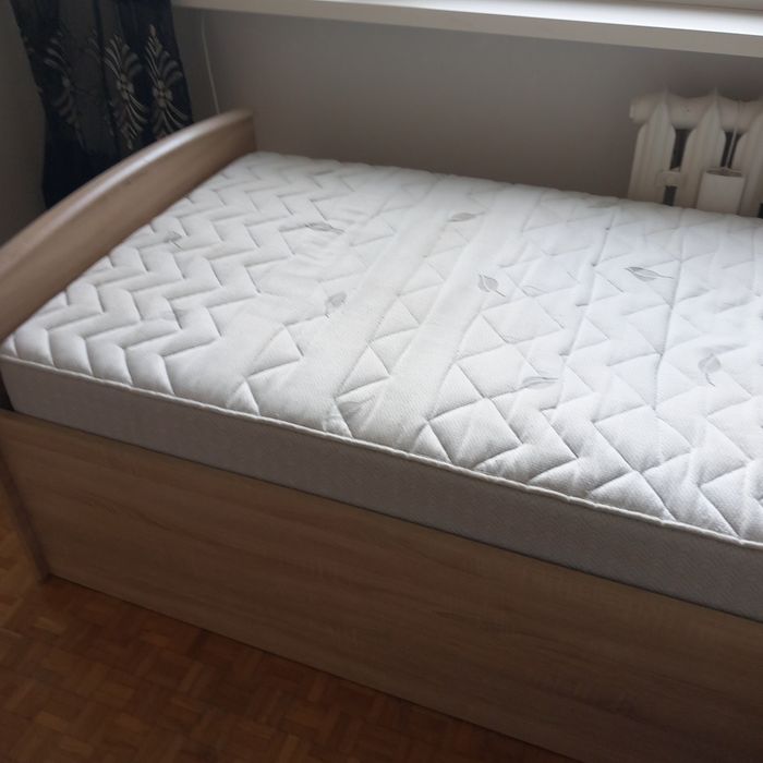 Sprzedam  Łóżko młodzieżowe  90/200 z materacem stan idealny  cena