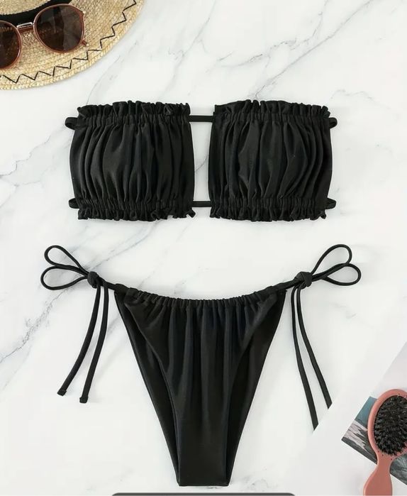 Чорний купальник-бандо з рюшами