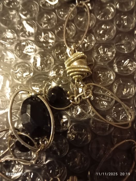 Colar com pedras pretas e elos prateados