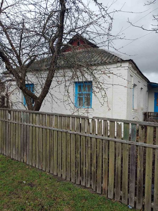 Продаж будинку не далеко від центру та річки смт. Володарка