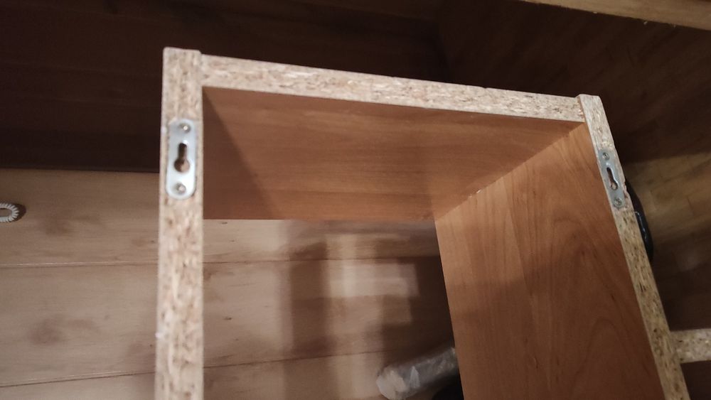 Półka wisząca na ścianę