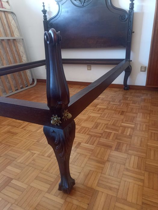 Cama antiga em madeira maciça