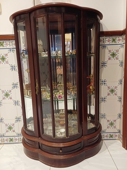 Vitrine em madeira e espelho biselado