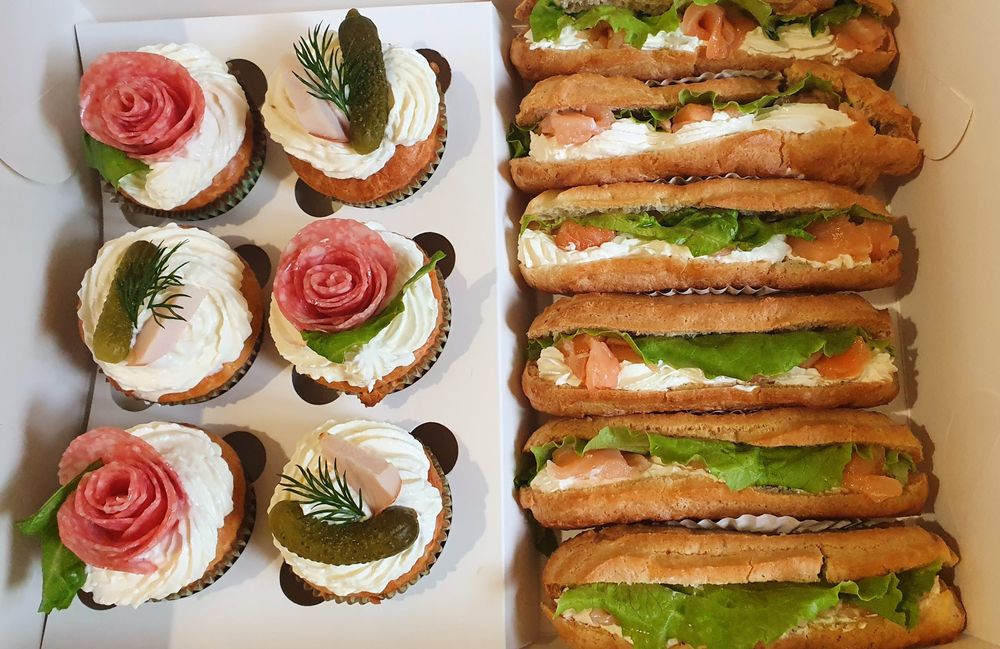 Солоний торт,  еклери та капкейки