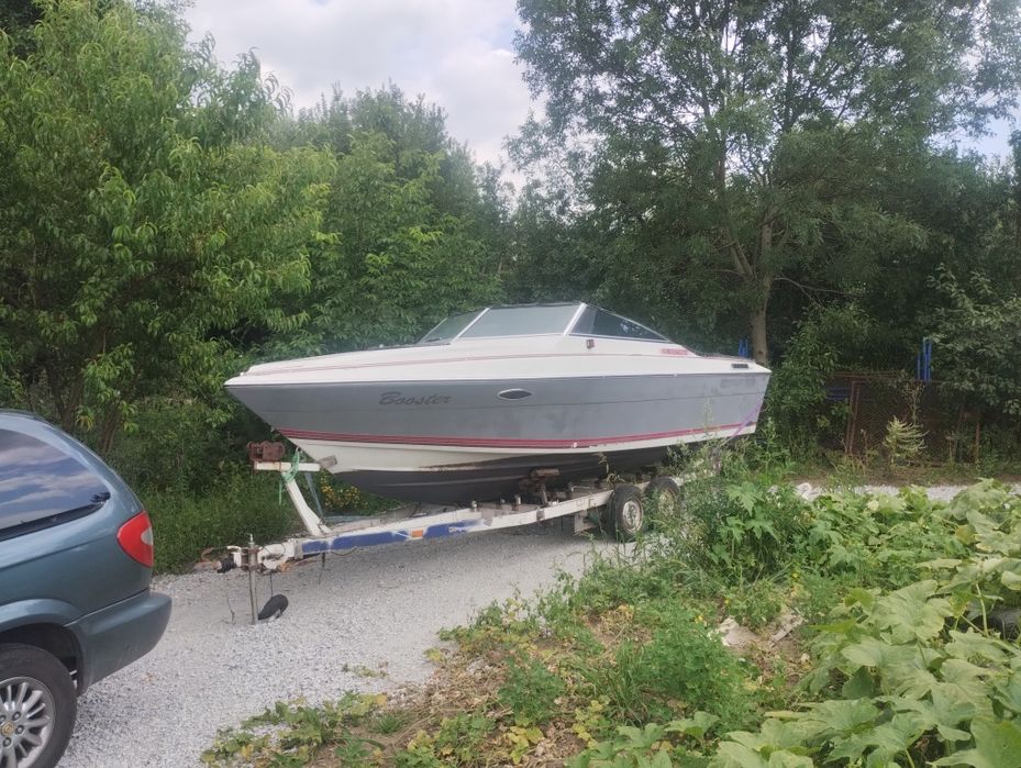 Łódź motorowa z przyczepą