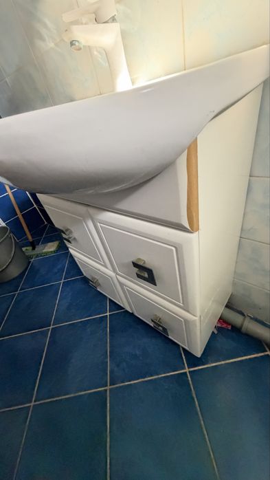 Умивальник з дзеркалом