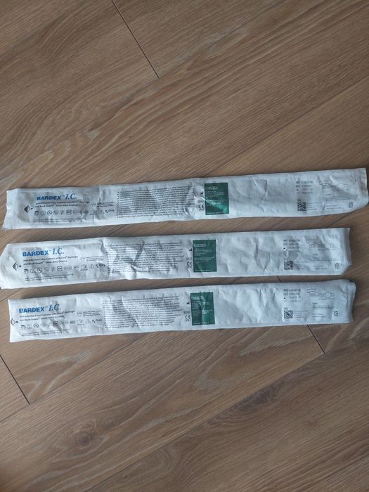 Trzy cewniki Foleya CH18 Bactiguard