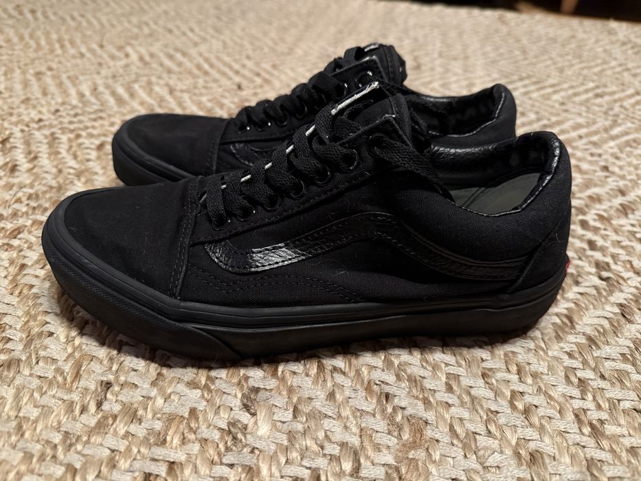 Tens Vans pretos