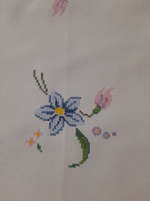 Naperon bordado em ponto de cruz -50 cm x 45 cm