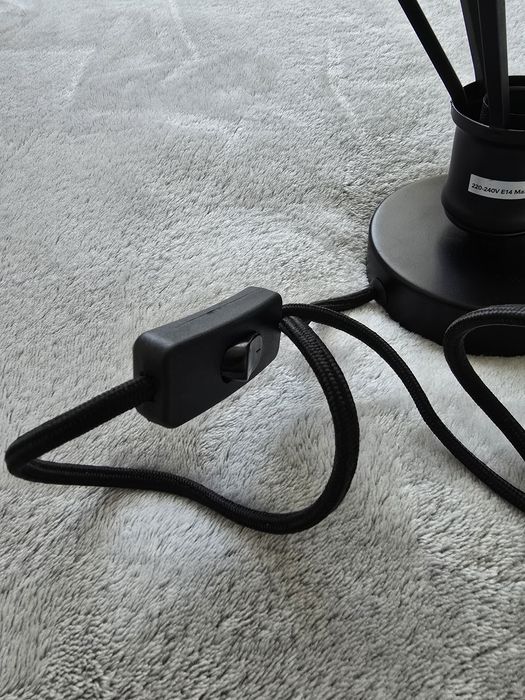 Lampka stołowa na kształt diamentu.