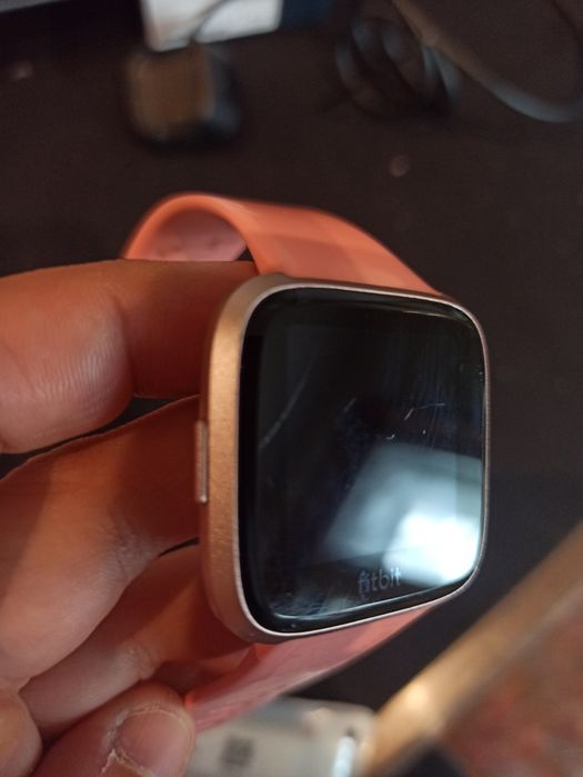 Fitbit versa różowe złoto