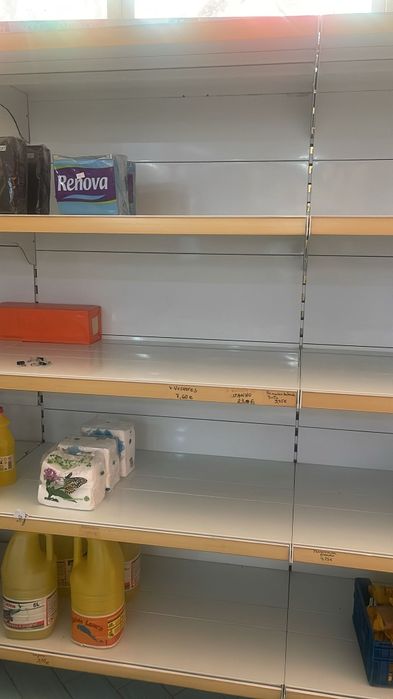 Prateleiras mercado ou frutaria em ótimo estado