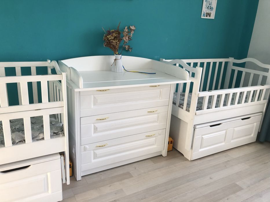 Дитяче ліжечко з маятником