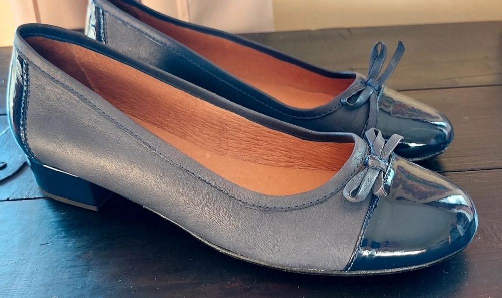 Sabrinas em pele genuína. Como novas.