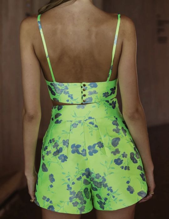 Crop top e calções verde fluorescente