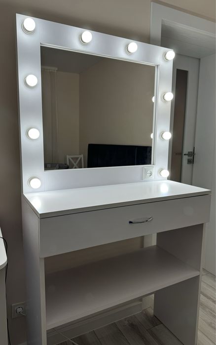 Макіяжний/гримерний стіл з дзеркалом і лапочками,як новий