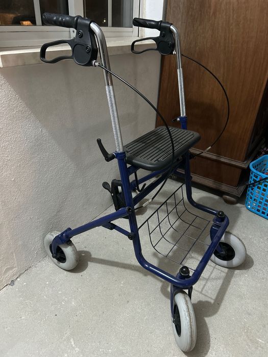 Andarilho de alumínio e 4 rodas