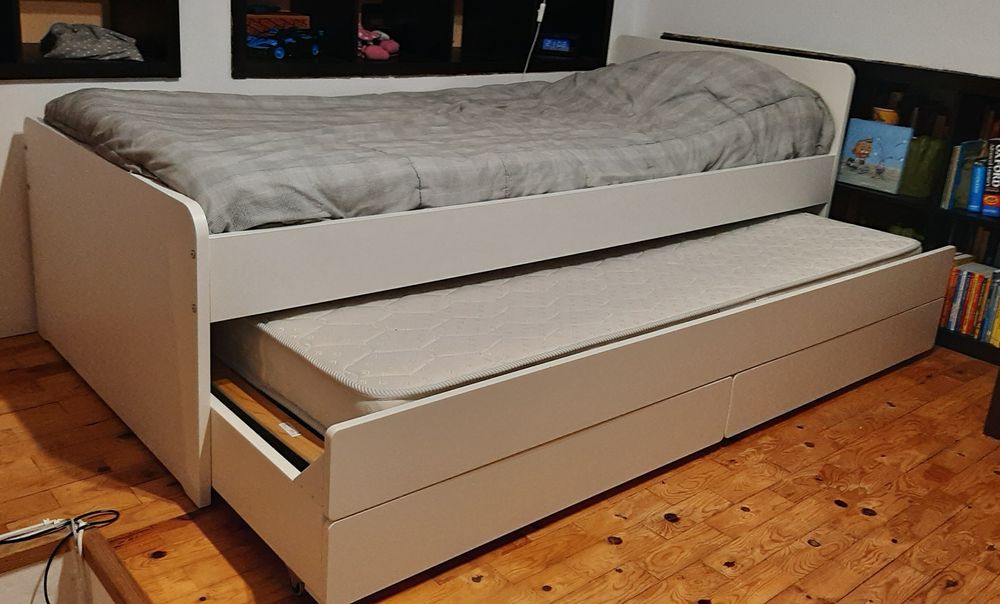 Cama de solteiro com gavetão e arrumação IKEA