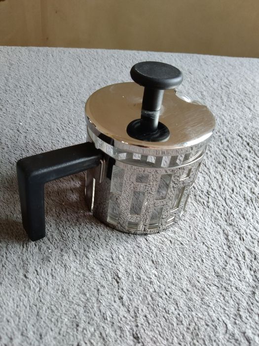 Cukiernica szklana w metalowym koszyczku