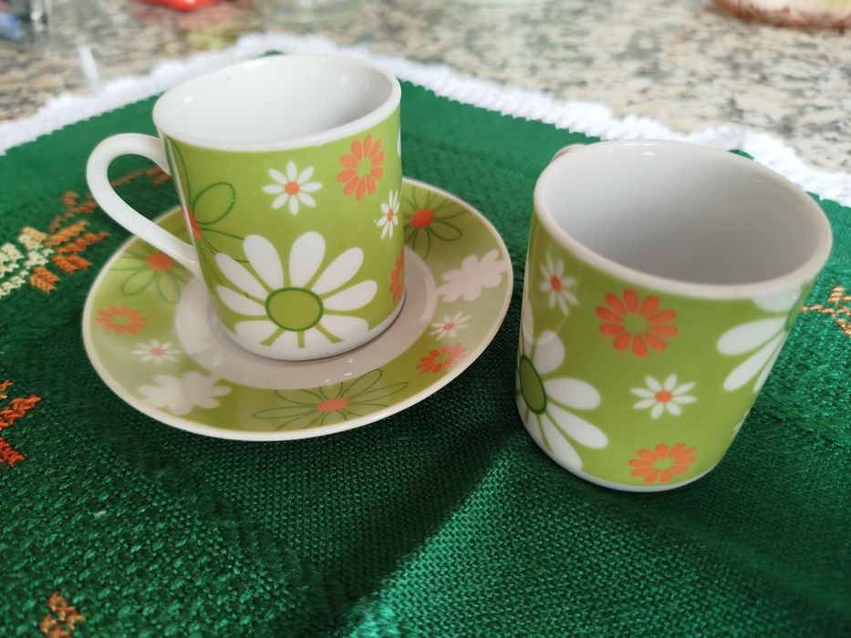 Vários pratos e chávenas de café