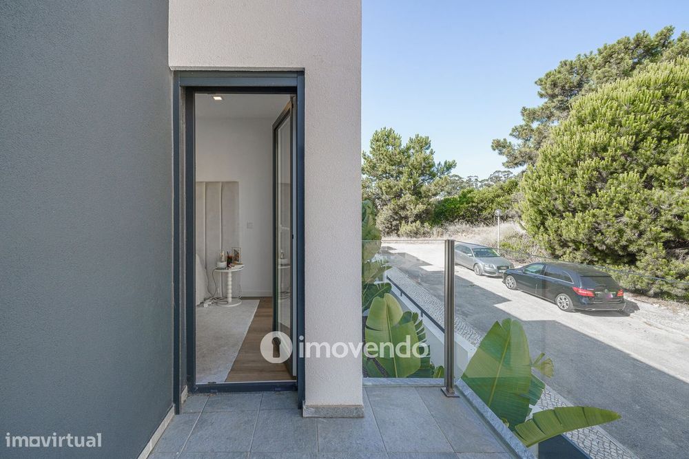 Moradia T3+1 moderna, com piscina e garagem, na Caparica