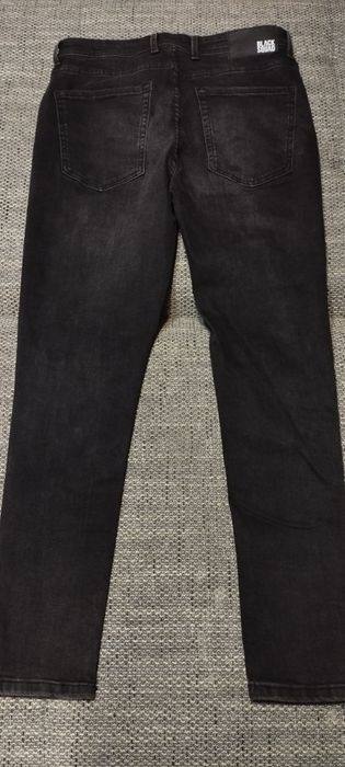 Czarne spodnie 30/30 gumowane z New Yorker