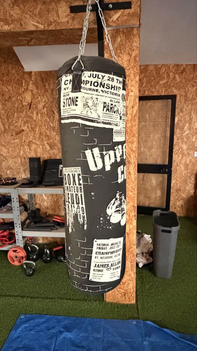 Saco de boxe com estrutura