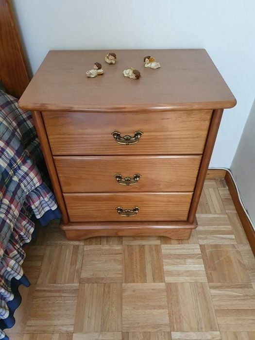 Quarto de solteiro completo pinho mel (como novo, ver fotos)