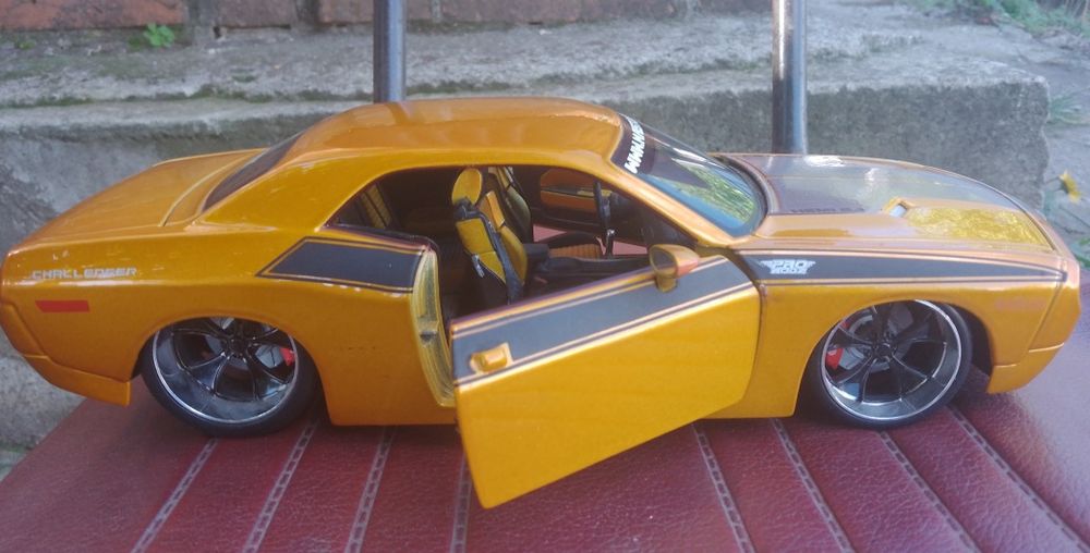 Модель Dodge Challenger Concept 1:18 Maisto