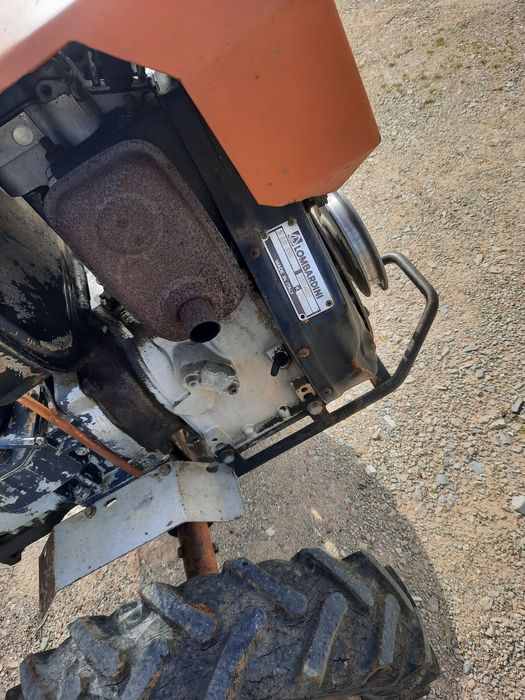 Motoenxada com motor Lombardini de 14 cavalos.